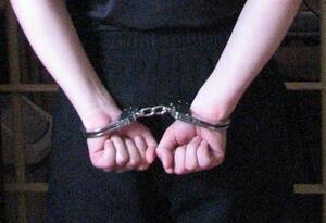 kajdanki założone na ręce