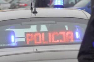napis policja na tylnej szybie