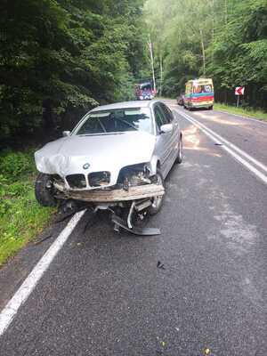 Miejsce zdarzenia drogowego - uszkodzone auto