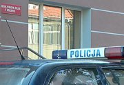 policyjne auto na tle KPP w Działdowie