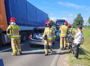 strażacy, pojazd Dacia, radiowóz, wóz strażacki, ciężarówka, osoba postronna na drodze przy ulicy Olsztyńskiej w Działdowie