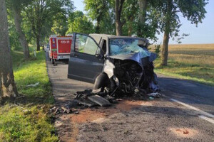 Miejsce zdarzenia drogowego w powiecie lidzbarskim. Rozbity samochód stojący na drodze obok drzewa, w które uderzył
