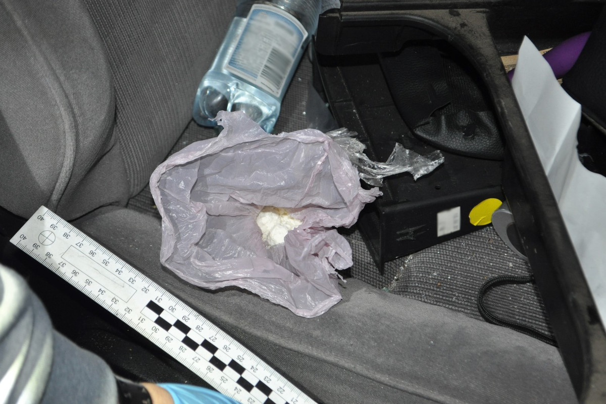Narkotyki w woreczku znalezione wewnątrz auta