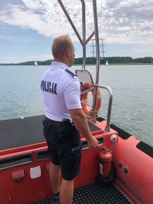 Policjant patrolujący wodę