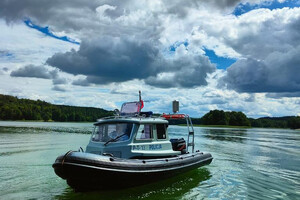 Policyjna łódka na wodzie