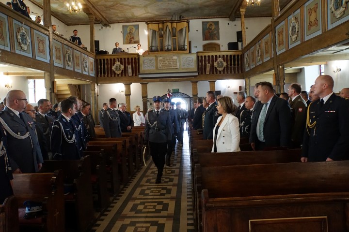 Uczestnicy uroczystej mszy w kościele w Orzyszu