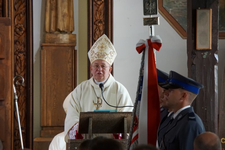 Biskup Ełcki Jerzy Mazur podczas mszy