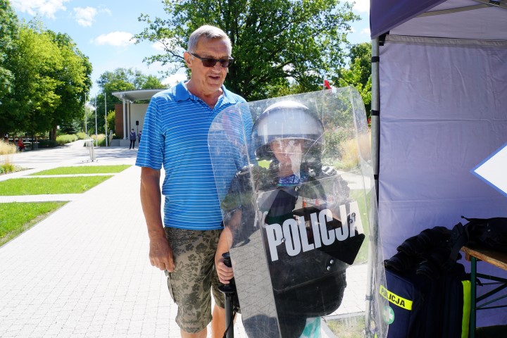 Dziadek z wnukiem w stroju i z wyposażeniem policjanta