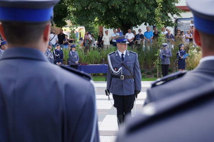 Dowódca uroczystości stojący przed policjantami