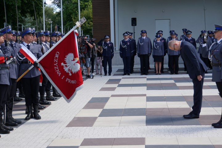 Minister Spraw Wewnętrznych i Administracji wita się ze sztandarem