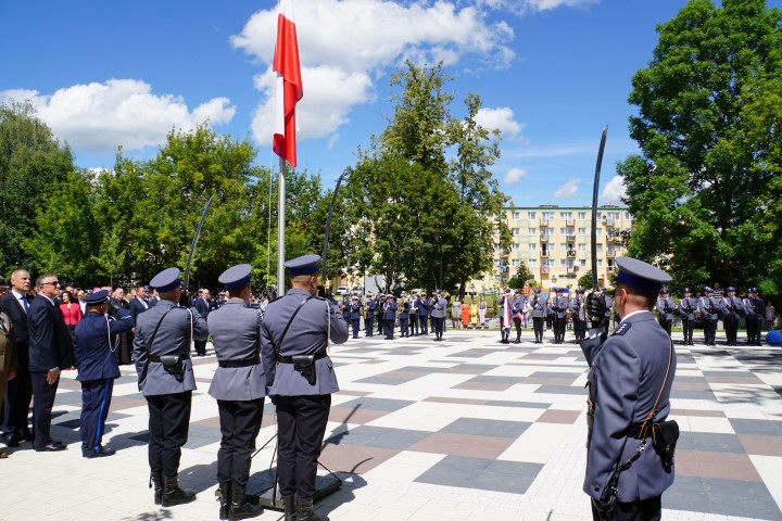 Poczet flagowy podczas podnoszenia flagi na maszt ustawiony na placu, gdzie odbywała się uroczystość