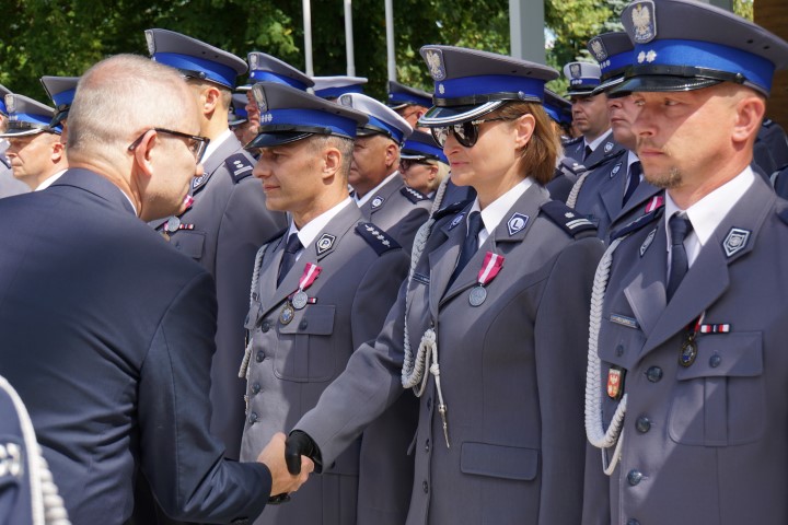 Minister Spraw Wewnętrznych i Administracji odznacza medalem policjanta medalem stojącego w szeregu