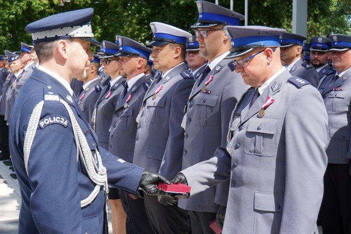 Komendant odznacza policjanta medalem