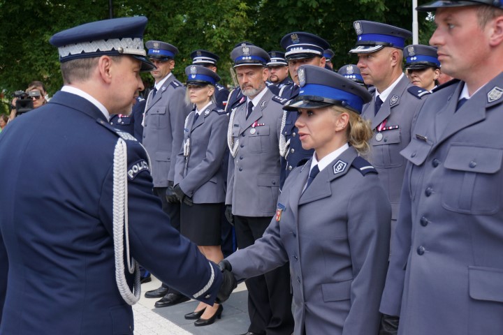 Awansowana policjantka odbiera akt mianowania i gratulacje