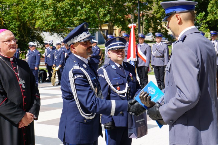 asp. Adam Trzonkowski odbiera statuetkę &quot;Servire auso&quot; i gratulacje od przełożonych