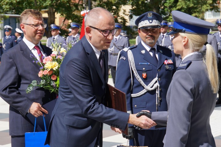 st. sierż. Barbara Rogozińska odbiera gratulacje za wyróżnienie tytułem „Policjant, który mi pomógł”