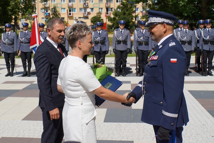 nadinsp. Tomasz Klimek otrzymuje medal od władz Orzysza