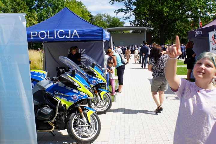 Policyjne motocykle i osoby odwiedzające stoiska policyjne