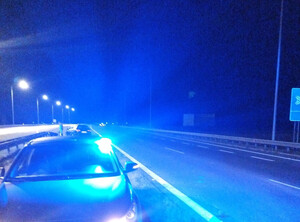 uszkodzone auto na miejscu zdarzenia drogowego