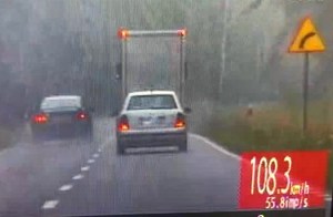 Zrzut ekranu z wideorejestratora. Auto podczas jazdy i wyprzedzania