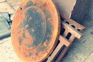 Pokrywy studzienek zabezpieczone przez policjantów