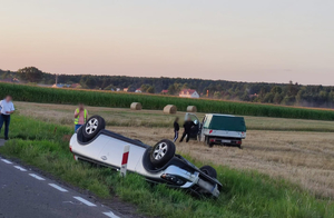 Miejsce zdarzenia drogowego, auto leżące na dachu