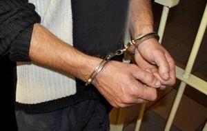 kajdanki założone na ręce