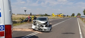 na drodze rozbite 2 pojazdy, śmigłowiec LPR i służby ratunkowe