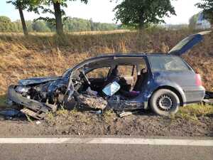 rozbity pojazd wzdłuż drogi