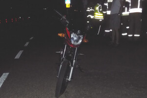 motorower na drodze w porze nocnej