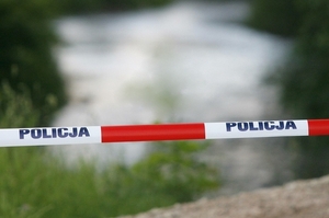 zbiornik wodny i taśma policyjna