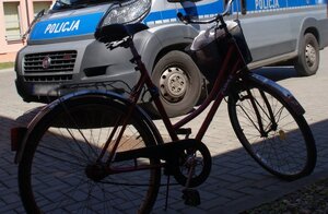 rower stojący przy radiowozie