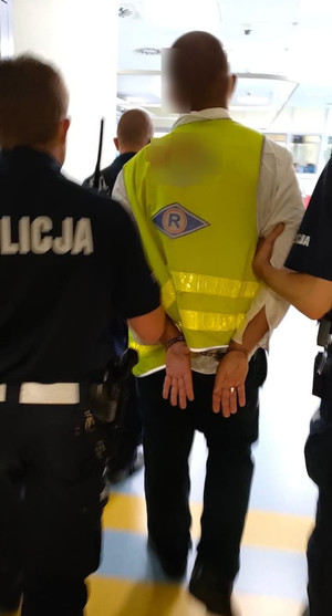 mężczyzna w kamizelce odblaskowej zatrzymany przez policjantów