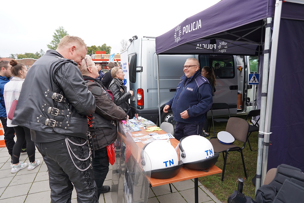 Stoisko promujące bezpieczeństwo na drodze