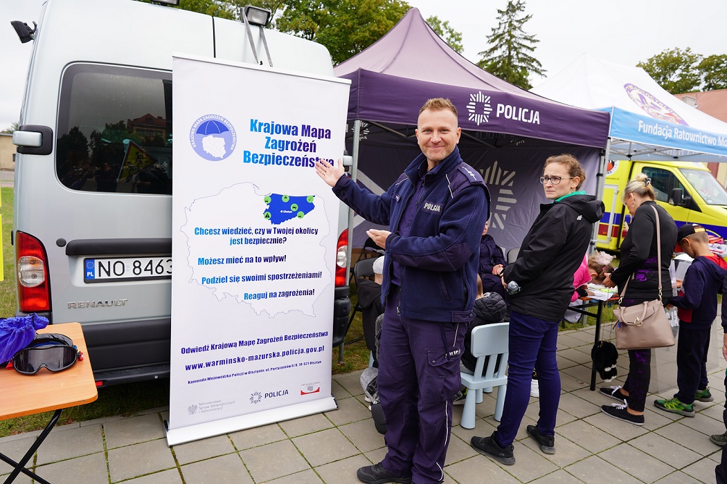 Stoisko promujące bezpieczeństwo na drodze