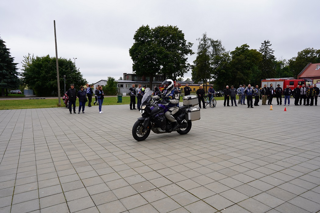 Sprawdzenie umiejętności na jak najwolniejszym pokonaniu toru