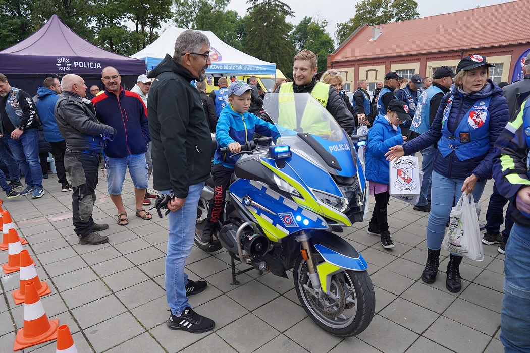 Uczestnicy zlotu motoryzacyjnego