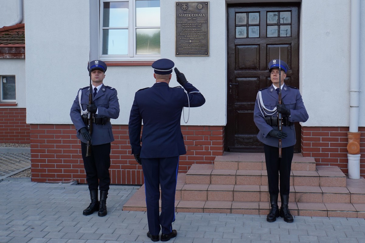 I Zastępcą Komendanta Wojewódzkiego Policji w Olsztynie przed tablicą