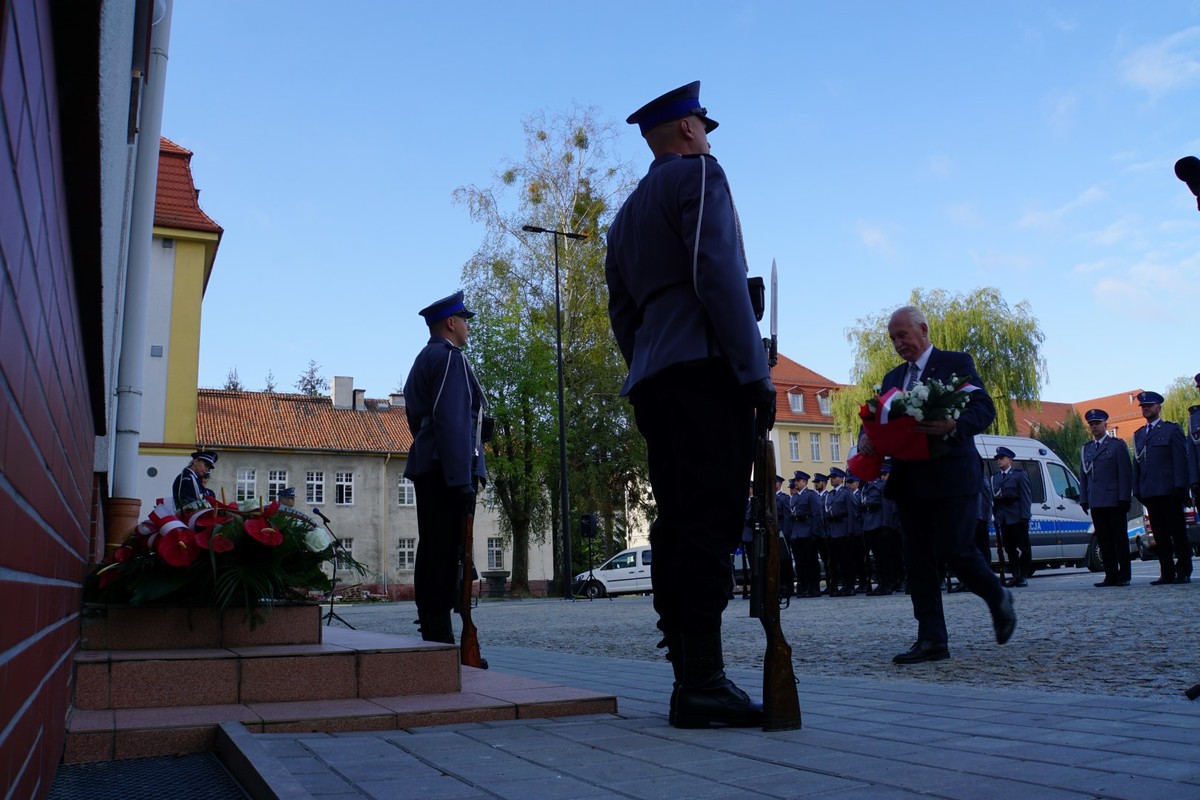 Marszałek Województwa Warmińsko-Mazurskiego składa kwiaty pod tablicą