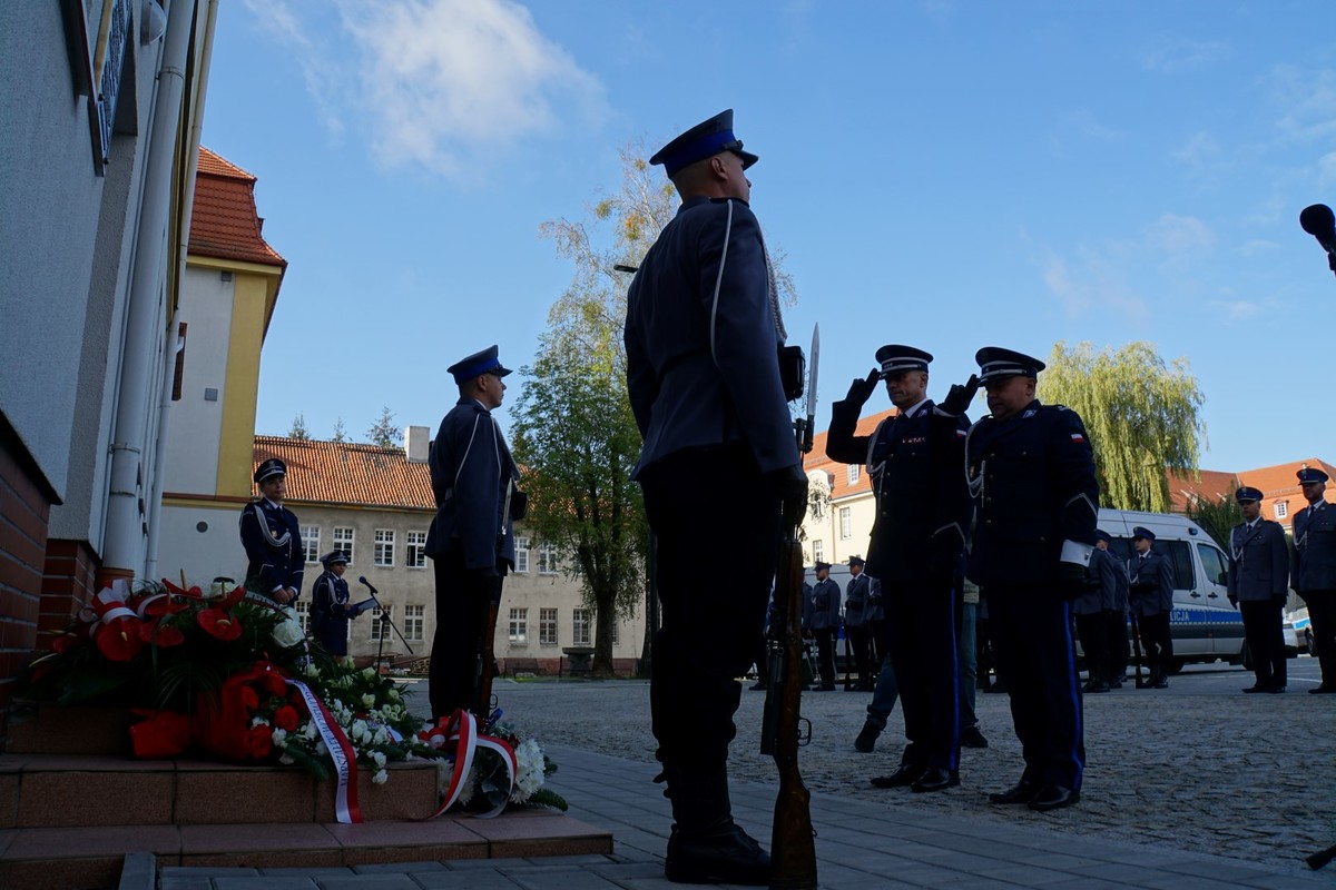 I Zastępcą Komendanta Wojewódzkiego Policji w Olsztynie i Przewodniczący Wojewódzkiego Zarządu NSZZP składają kwiaty pod tablicą