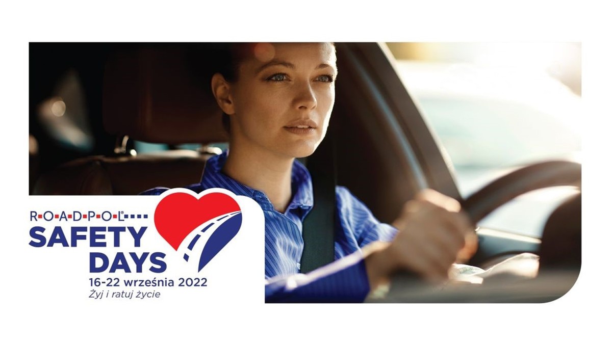 Plakat akcji, na którym widoczna na zdjęciu jest kobieta za kierownicą, a w lewym dolnym rogu znajduje się tekst ROADPOL SAFETY DAYS, 16-22 września 2022 oraz Żyj i ratuj życie.