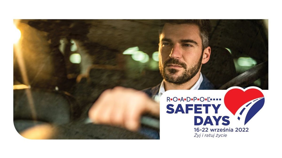 Plakat akcji, na którym widoczny na zdjęciu jest mężczyzna za kierownicą, a w prawym dolnym rogu znajduje się tekst ROADPOL SAFETY DAYS, 16-22 września 2022 oraz Żyj i ratuj życie.