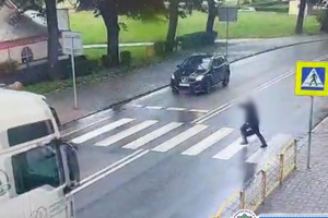Zrzut ekranu z monitoringu, na którym widać moment zdarzenia, czyli pieszego wbiegającego na przejście