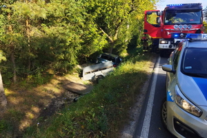 Służby pracują na miejscu zdarzenia oraz rozbite auta.