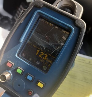 Prędkościomierz wskazujący wynika 123km/h