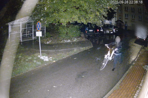 mężczyzna prowadzi rower