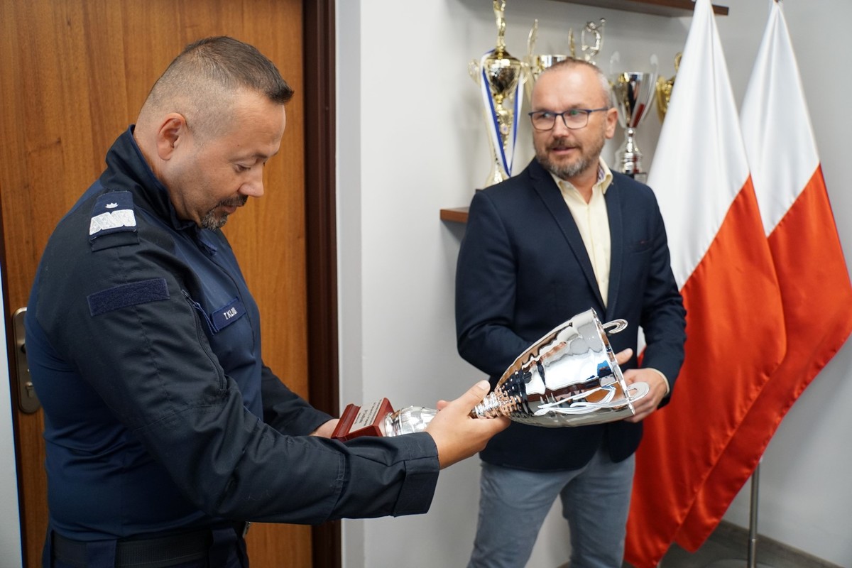 nadinsp. Tomasz Klimek w swoim gabinecie od kierownika drużyny odbiera Puchar przywieziony z Hiszpanii