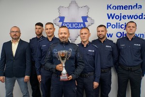 Przedstawiciele drużyny IPA Region Olsztyn i Komendant Wojewódzki Policji w Olsztynie