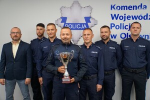 Przedstawiciele drużyny IPA Region Olsztyn i Komendant Wojewódzki Policji w Olsztynie