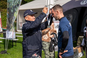 insp. Jan Markowski nakłada medal na szyję sierż. Dariusza Wierzbickiego